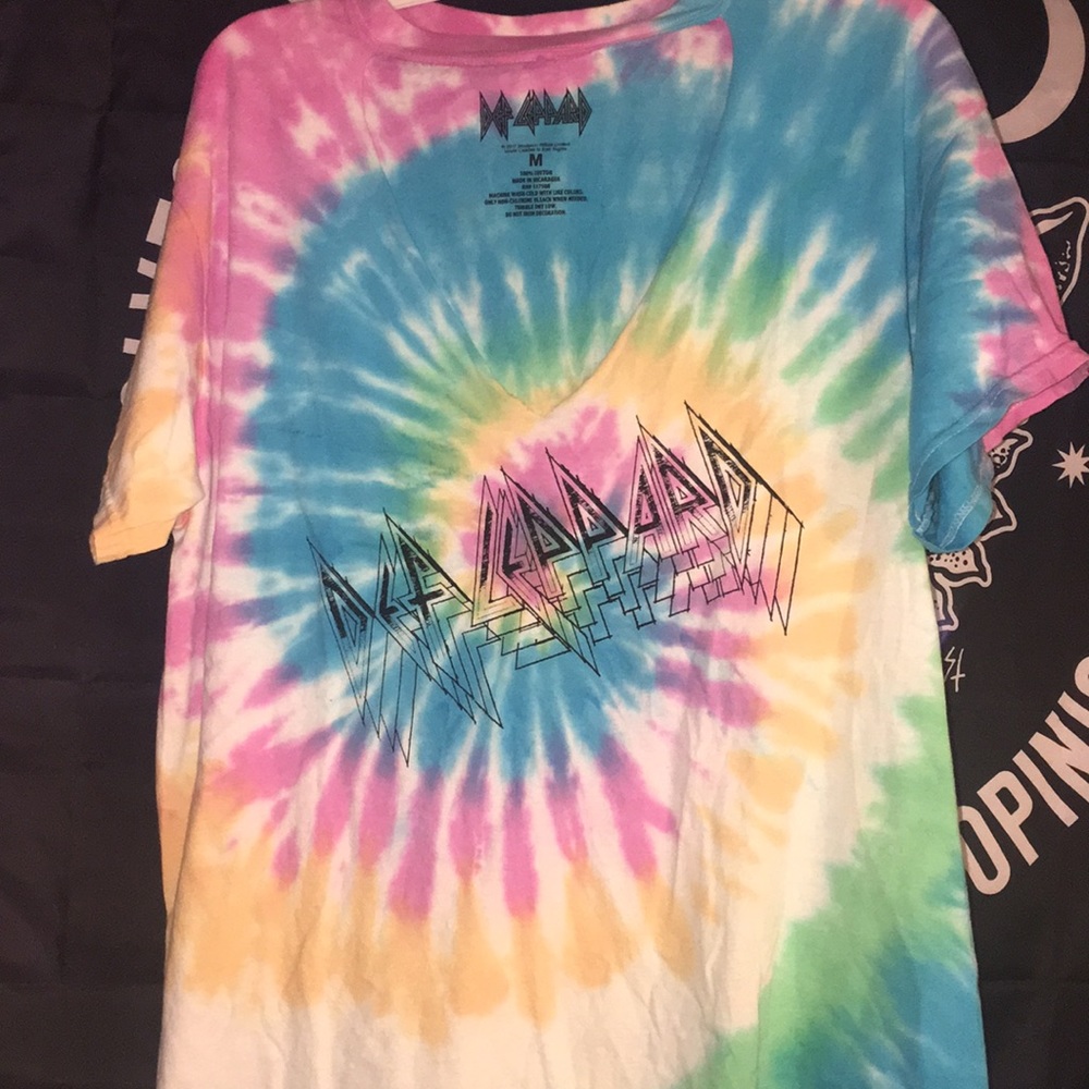 ✨NWOT SUPER CUTE DEF LEPPARD TIE DYE TSHIRT✨